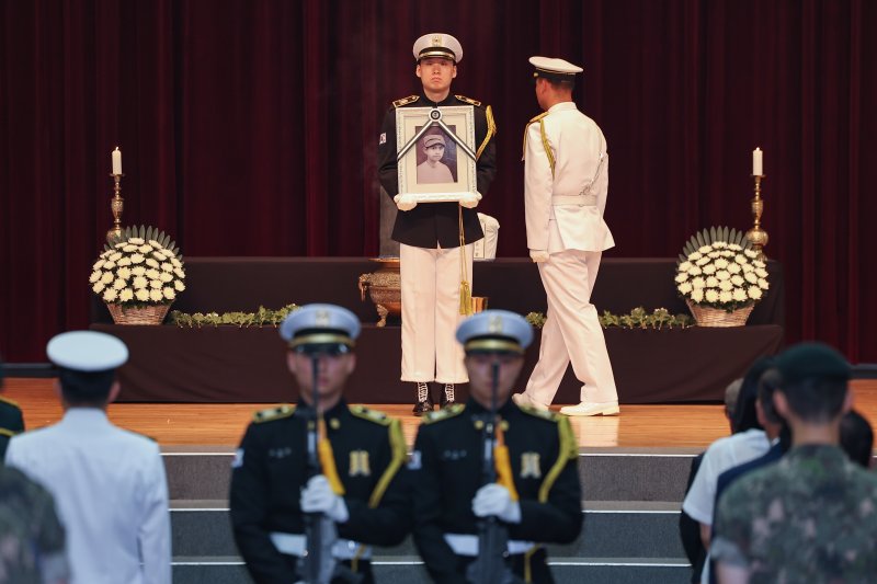 19일 오전 서울 동작구 국립서울현충원에서 열린 6·25 전사자 발굴유해 합동안장식에서 국군 장병들이 6·25 전사자 오용순 일병의 영정과 영현을 봉송하고 있다. 육군은 이날 6·25전쟁 전사자 발굴 유해 7위의 합동 안장식을 국립서울현충원과 국립대전현충원에서 동시에 진행했다고 밝혔다. 사진=연합뉴스