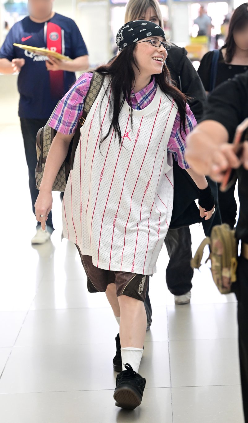 팝스타 빌리 아일리시(Billie Eilish)가 내한 일정을 마친 뒤 19일 오전 인천공항을 통해 출국하고 있다. ⓒ News1 권현진 기자