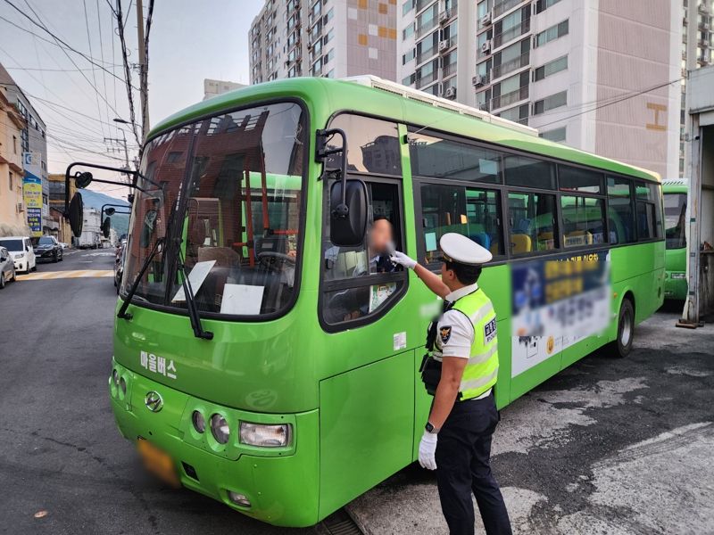 부산경찰은 대중교통 운전자들의 음주운전 예방을 위해 19일 대중교통 차량 차고지를 방문해 운행 전 음주 측정을 실시했다고 밝혔다. 부산경찰청 제공