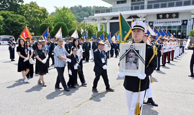 19일 서울 동작구 국립서울현충원에서 거행된 6·25전쟁 전사자 고(故) 오용순 일병 안장식에서 육군 장병 및 유가족이 영현을 봉송하고 있다. 고 오 일병은 국군 제8사단 소속으로, 의성지구, 영천지구, 영원-맹산 등 전투를 거친 후 횡성 전투의 마지막 날이었던 1951년 2월 12일 20세의 나이로 전사했다. 사진=육군 제공