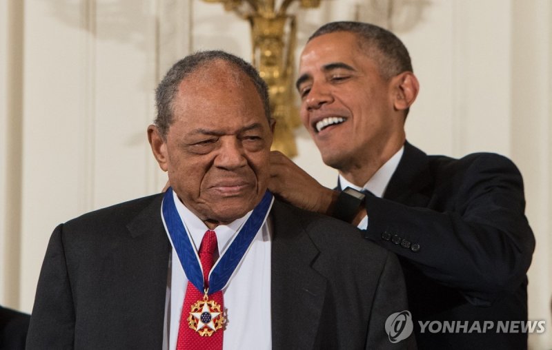 메이스에게 대통령 자유 메달을 수여하는 오바마 전 미국 대통령 (FILES) US President Barack Obama presents the Presidential Medal of Freedom to baseball great Willie Mays at the White House in Washington, DC, on November 24, 2015. Baseball icon Willie Mays, one of the greatest players in the sport's history beloved for dazzling
