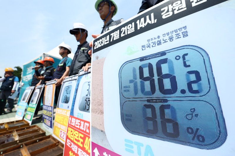 민주노총 건설노조 조합원들이 19일 오전 서울 여의도 국회 앞에서 열린 건설현장 편의시설 실태·폭염지침 법제화 촉구 기자회견에서 폭염법 제정을 촉구하고 있다. 2024.6.19/뉴스1 ⓒ News1 김민지 기자