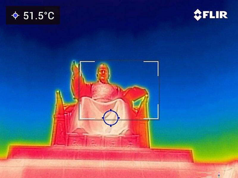 내륙 곳곳에 폭염특보가 확대 발령된 18일 오후 서울 종로구 광화문광장 세종대왕상이 51도를 나타내고 있다. 열화상카메라 화상은 온도가 높을수록 붉은색으로 나타나며 상대적으로 온도가 낮은 곳은 푸른색으로 나타난다. (열화상 카메라 촬영) 2024.6.18/뉴스1 ⓒ News1 신웅수 기자