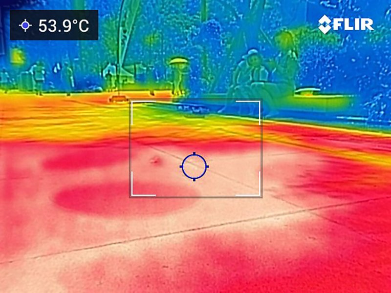 내륙 곳곳에 폭염특보가 확대 발령된 18일 오후 서울 종로구 광화문광장 바닥 온도가 50도를 넘고 있다. 열화상카메라 화상은 온도가 높을수록 붉은색으로 나타나며 상대적으로 온도가 낮은 곳은 푸른색으로 나타난다. (열화상 카메라 촬영) 2024.6.18/뉴스1 ⓒ News1 신웅수 기자