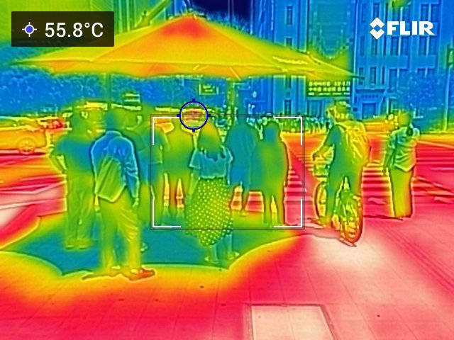 내륙 곳곳에 폭염특보가 확대 발령된 18일 오후 서울 광화문네거리 일대가 55도를 나타내고 있다. 열화상카메라 화상은 온도가 높을수록 붉은색으로 나타나며 상대적으로 온도가 낮은 곳은 푸른색으로 나타난다. (열화상 카메라 촬영) 2024.6.18/뉴스1 ⓒ News1 신웅수 기자