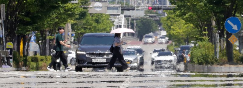 전국 곳곳에 폭염특보가 발효된 18일 전북자치도 전주시 효자로에 아지랑이가 피어오르고 있다. 2024.6.18/뉴스1 ⓒ News1 유경석 기자