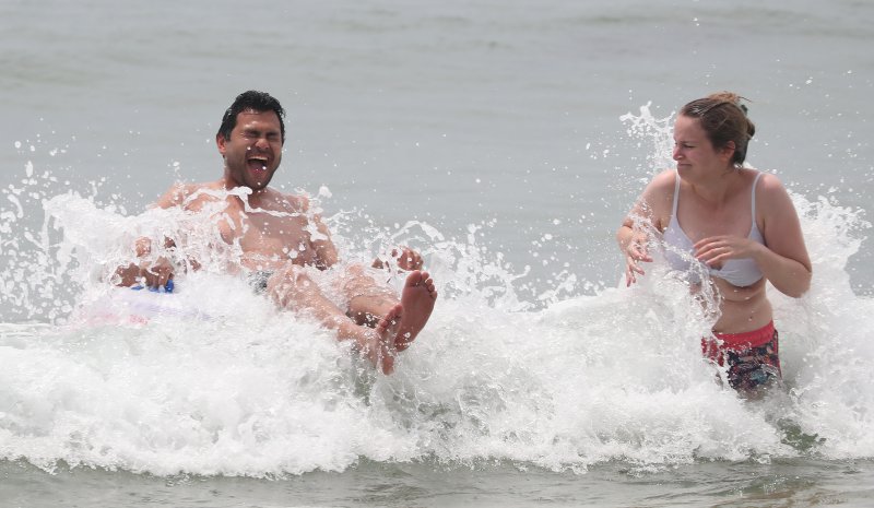 부산지역에 이틀째 폭염주의보가 발효 중인 19일 부산 해운대해수욕장을 찾은 외국인 관광객들이 물놀이를 하며 더위를 식히고 있다. 2024.6.19/뉴스1 ⓒ News1 윤일지 기자