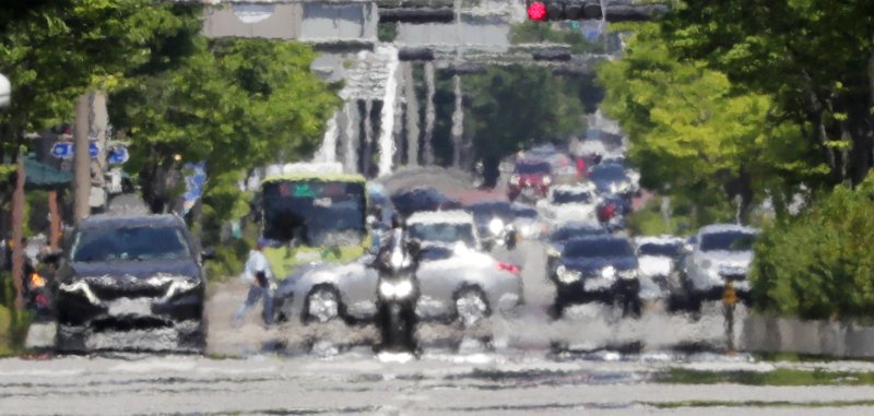 전국 곳곳에 폭염특보가 발효된 18일 전북자치도 전주시 효자로에 아지랑이가 피어오르고 있다. 2024.6.18/뉴스1 ⓒ News1 유경석 기자