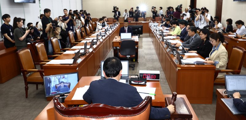 박주민 국회 보건복지위원회 위원장이 19일 오전 서울 여의도 국회에서 국민의힘 위원들이 불참한 가운데 열린 보건복지위원회 2차 전체회의에서 의사봉을 두드리고 있다. 뉴스1