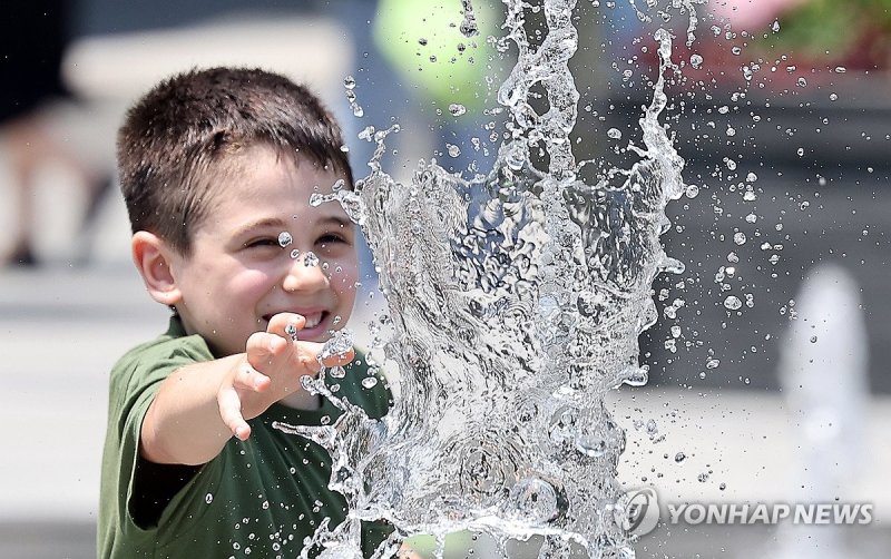 더위야 가라 더위야 가라 (서울=연합뉴스) 임헌정 기자 = 서울지역 낮 최고기온이 35도까지 올라가는 등 올해 들어 가장 더운 날씨가 예보된 19일 서울 종로구 광화문 광장에서 어린이가 물놀이를 하며 더위를 식히고 있다. 2024.6.19 kane@yna.co.kr (끝)