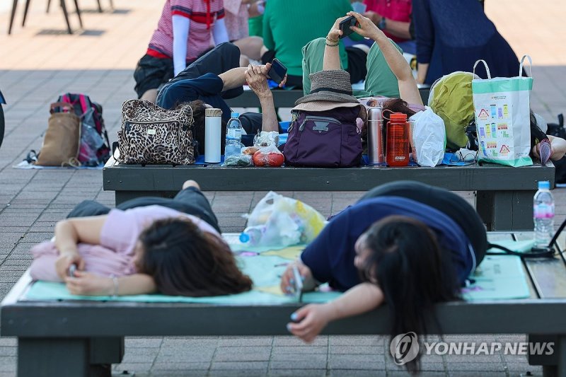 뜨거운 햇살 피해 뜨거운 햇살 피해 (서울=연합뉴스) 서대연 기자 = 서울 한낮 기온이 35도까지 오르며 더운 날씨를 보인 19일 서울 광진구 뚝섬한강공원에서 시민들이 햇볕을 피해 그늘 아래 평상에 모여 쉬고 있다. 2024.6.19 dwise@yna.co.kr (끝)