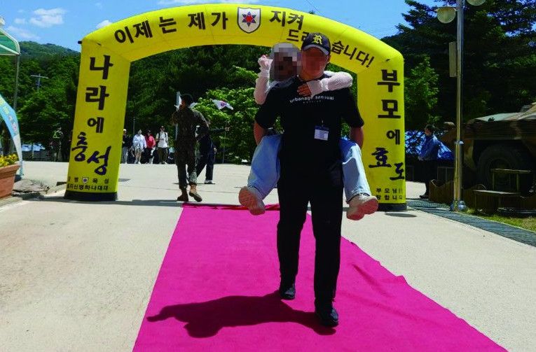 [서울=뉴시스] 사진은 숨진 박 훈련병과 어머니 (사진=군인권센터 제공) 2024.06.19. photo@newsis.com *재판매 및 DB 금지 /사진=뉴시스