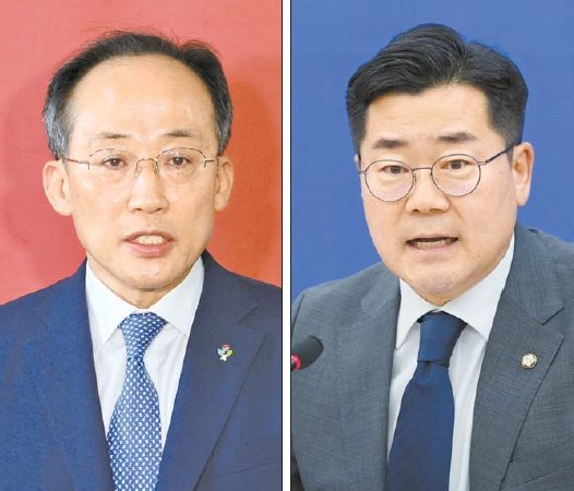 국민의힘이 19일 '22대 전반기 법사위원장-운영위원장 1년씩 여야 순차 배정안' 카드를 꺼냈지만, 더불어민주당이 '향후 1년간 윤석열 대통령 거부권 미행사'를 조건으로 내걸면서 사실상 결렬됐다. 추경호 원내대표(왼쪽)가 이날 국회에서 중재안의 배경을 설명하고 있다. 오른쪽 사진은 민주당 박찬대 원내대표가 추 원내대표의 제안에 답하는 모습. 뉴스1