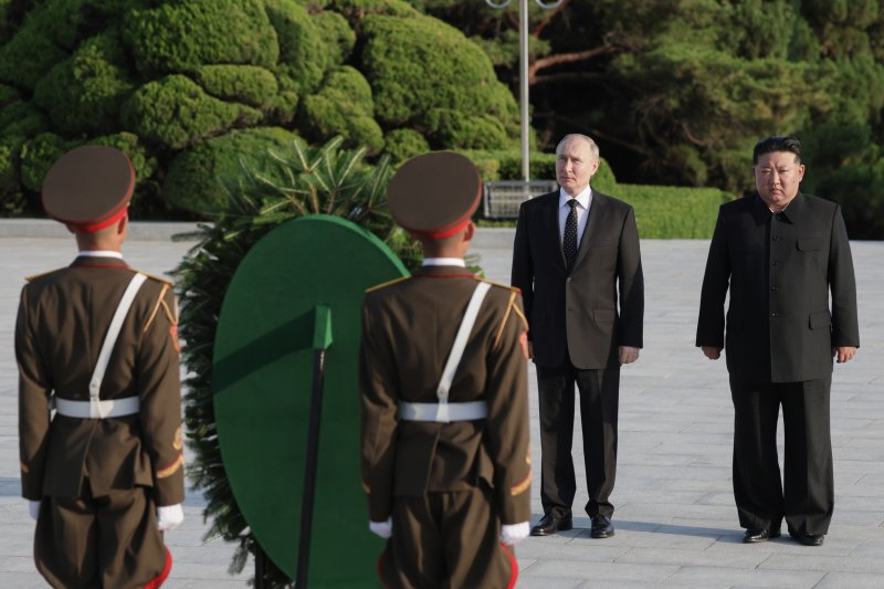 러시아 블라디미르 푸틴 대통령(오른쪽 두번째)이 19일 평양에서 김정은 북한 국무위원장(오른쪽 첫번째)과 함께 제 2차 세계대전 말기 일본군과 싸우다 사망한 소련 장병을 추모하는 조선해방기념비에 헌화하고 있다.타스연합뉴스