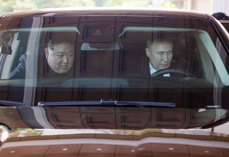 러시아의 블라디미르 푸틴 대통령(오른쪽)이 19일 평양에서 김정은 북한 국무위원장을 조수석에 태운 채 러시아산 리무진 '아우르스'를 운전하고 있다.AFP연합뉴스