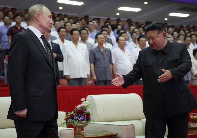 19일 북한 평양 체육관 종합운동장에서 북한의 김정은 국무위원장(오른쪽)이 블라디미르 푸틴 러시아 대통령에 콘서트 좌석을 안내하고 있다.AFP연합뉴스
