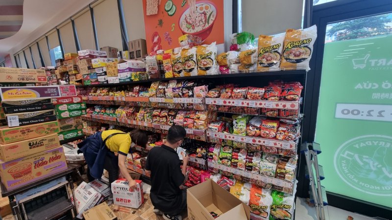 베트남 하노이 후지마트에서 직원들이 한국 라면을 매대에 채워넣고 있다.