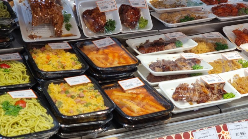 베트남 하노이 후지마트 즉석 식품 코너에서 떡볶이가 진열돼 있다.