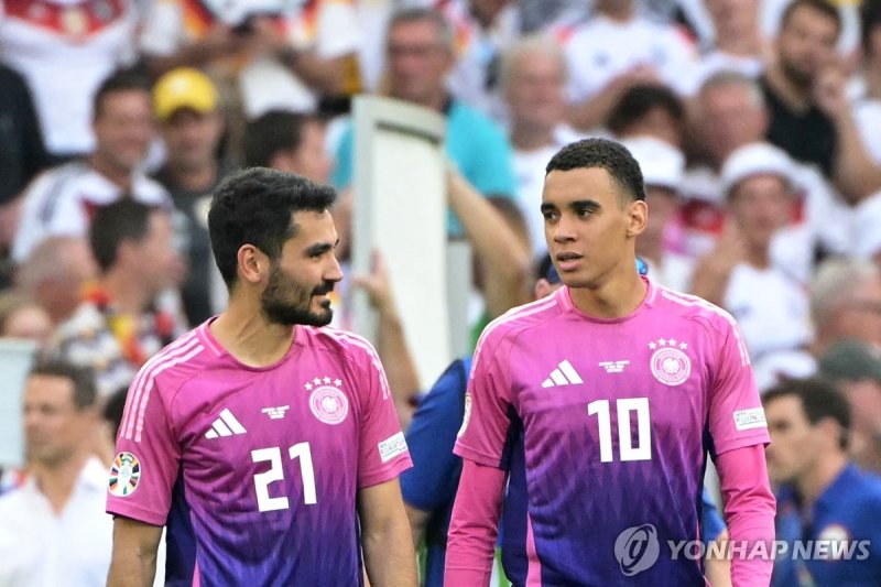 나란히 골맛을 본 일카이 귄도안(왼쪽)과 자말 무시알라 TOPSHOT - Germany's midfielder #21 Ilkay Gundogan (L) and Germany's midfielder #10 Jamal Musiala celebrate after winning the UEFA Euro 2024 Group A football match between Germany and Hungary at the Stuttgart Arena in Stuttgart on June 19, 2024. (Photo by DAMIEN MEYER /