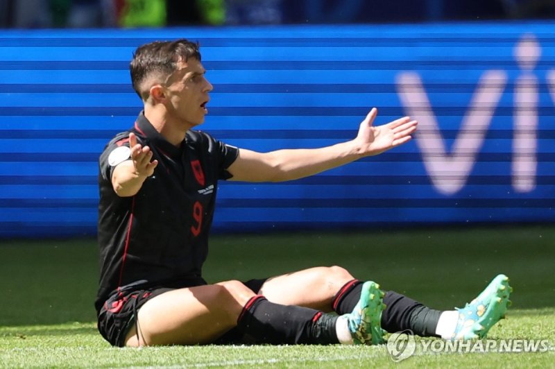 알바니아 대표팀의 야시르 아사니 epa11422430 Jasir Asani of Albania gestures as he sits on the ground during the UEFA EURO 2024 group B match between Croatia and Albania in Hamburg, Germany, 19 June 2024. EPA/ABEDIN TAHERKENAREH
