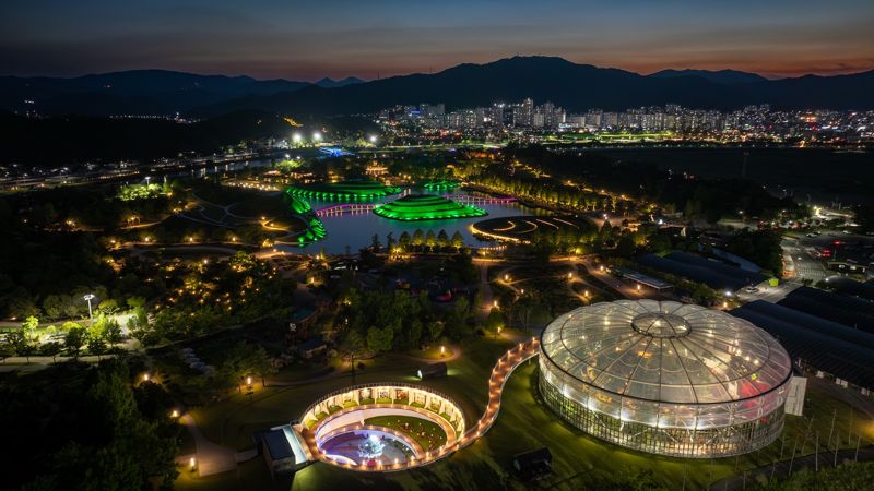 '순천만국가정원 야간 관람 인기몰이'...순천시, 관람료 50% 할인