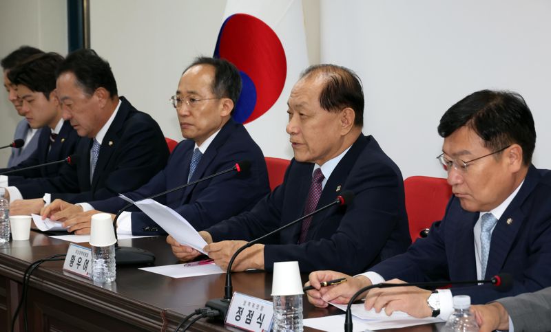 황우여 국민의힘 비상대책위원장이 20일 서울 여의도 국민의힘 중앙당사에서 열린 비상대책위원회의에서 발언하고 있다. 사진=박범준 기자