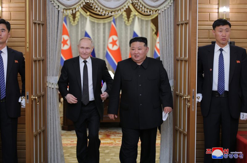김정은 북한 국무위원장과 블라디미르 푸틴 러시아 대통령이 지난 19일 금수산영빈관에서 회담이 진행됐다고 조선중앙통신이 20일 보도했다. 사진=연합뉴