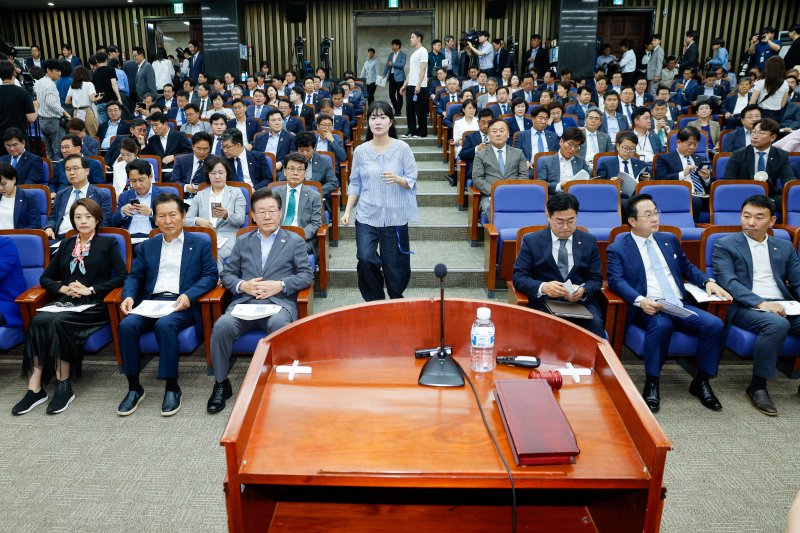 고민정 더불어민주당 최고위원(앞줄 왼쪽부터), 정청래 최고위원, 이재명 대표, 박찬대 원내대표, 박성준 원내수석부대표, 김용민 원내정책수석부대표가 20일 오후 서울 여의도 국회에서 열린 긴급 의원총회에 참석하고 있다. 뉴스1