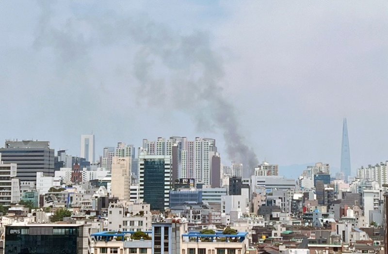 20일 서울 강남구 역삼동 아이파크 아파트에서 화재가 발생해 검은 연기가 피어오르고 있다. 강남구는 이날 오후 안전 안내 문자를 통해 "역삼동 713-12 화재 및 연기가 발생했다＂며 ＂인근 주민은 안전사고에 유의해달라＂고 당부했다. (독자 제공) 2024.6.20/뉴스1