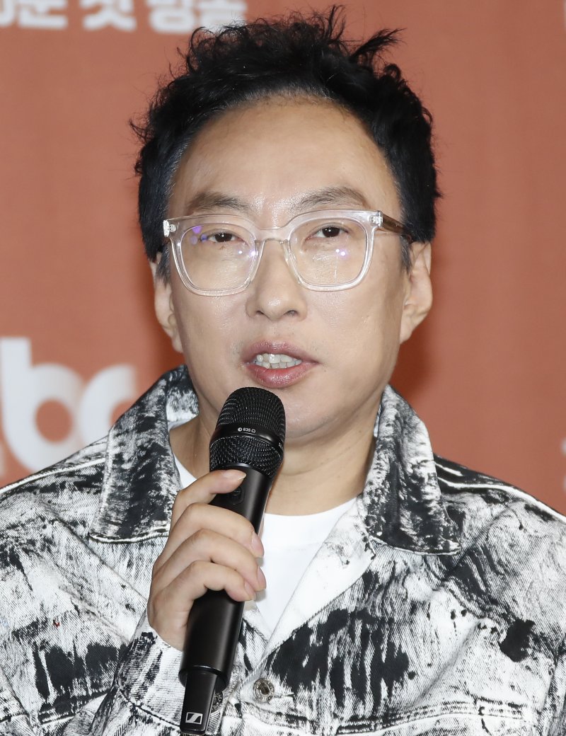 방송인 박명수가 20일 오후 서울 마포구 상암동 스탠포드호텔에서 열린 JTBC 예능프로그램 'My name is 가브리엘' 제작발표회에서 인사말을 하고 있다. 'My name is 가브리엘'은 아무도 나를 모르는 곳에서 세계 80억 인구 중 한 명의 이름으로 72시간 동안 ‘실제 그 사람의 삶’을 살아가는 관찰 리얼리티 예능이다. 2024.6.20/뉴스1 ⓒ News1 권현진 기자