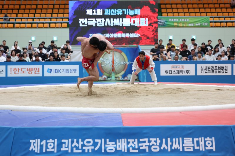 20일 개막한 '괴산유기농배 전국장사씨름대회'에서 선수들이 모래판 최강자 타이틀을 놓고 자웅을 겨루고 있다.(괴산군 제공)/뉴스1