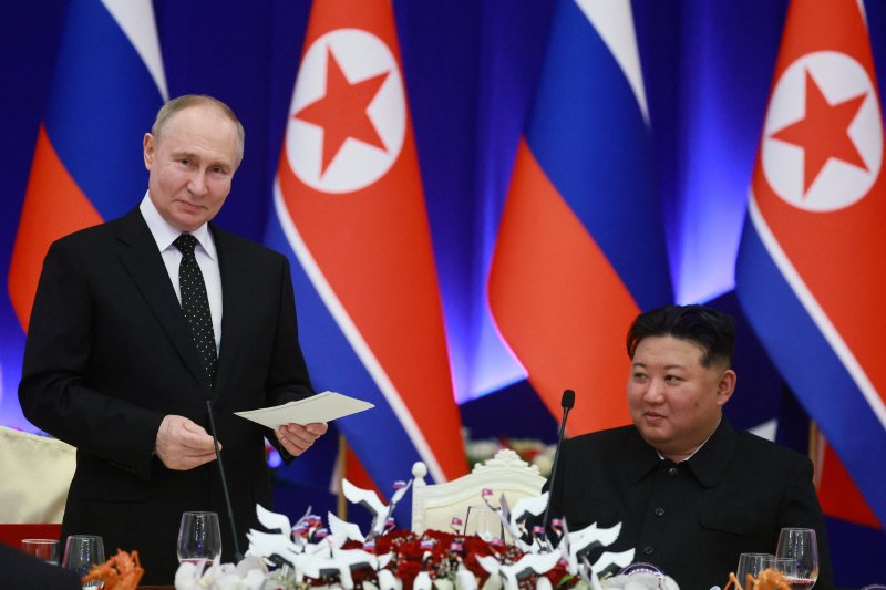 러시아의 블리디미르 푸틴 대통령(왼쪽)이 19일 평양에서 김정은 북한 국무위원장과 국빈 만찬 중 연설하고 있다.로이터연합뉴스