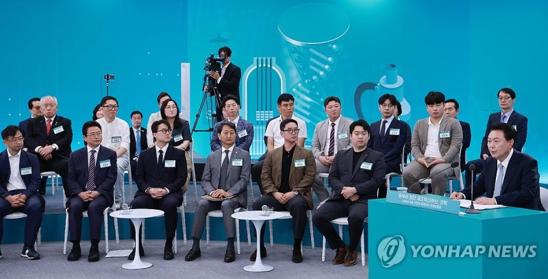 민생토론회 발언하는 윤석열 대통령 민생토론회 발언하는 윤석열 대통령 (경산=연합뉴스) 홍해인 기자 = 윤석열 대통령이 20일 경북 경산시 영남대 천마아트센터에서 '동북아 첨단 제조혁신허브, 경북'을 주제로 열린 스물 여섯 번째 '국민과 함께하는 민생토론회'에서 발언하고 있다. 2024.6.20 hihong@yna.co.kr (끝)