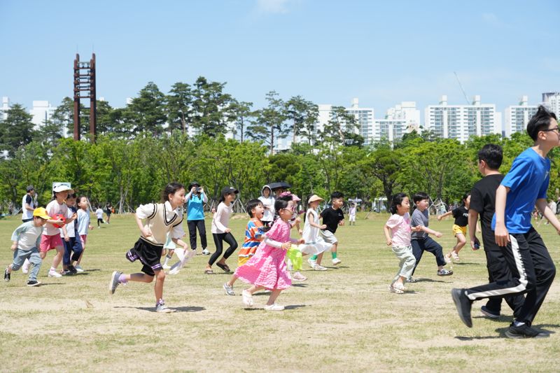 지난달 주말 부산시민공원에서 열린 ‘시민공원에서 놀자’ 체험 행사. 아이들이 잔디광장에서 단체로 ‘무궁화꽃이 피었습니다’ 놀이를 하고 있다. 부산시설공단 제공