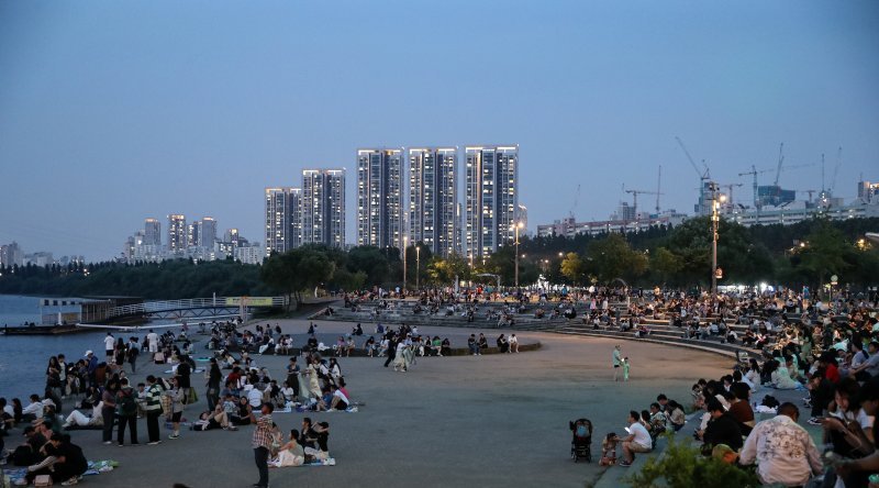 서울 전역에 첫 폭염주의보가 발령된 지난 19일 오후 서울 서초구 반포한강공원을 찾은 시민들이 더위를 식히고 있다. /사진=뉴스1