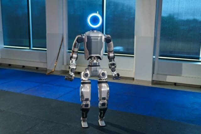 보스턴다이내믹스가 지난 4월 공개한 이족보행 로봇인 아틀라스 신모델 보스턴다이내믹스 홈페이지 갈무리