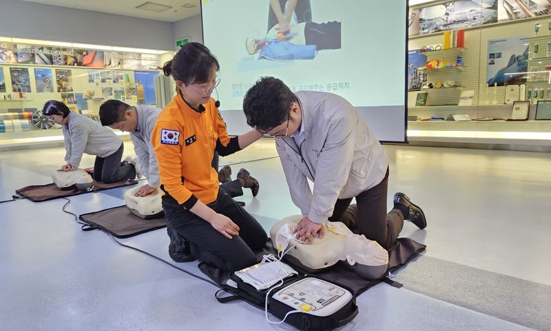 KCC 직원들이 응급처치 교육 일환으로 심폐소생술 실습을 하고 있다. KCC 제공
