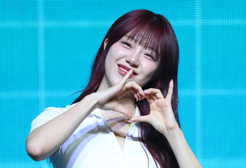 [서울=뉴시스] 김혜진 기자 = 그룹 시그니처 지원이 10일 오후 서울 마포구 신한카드 SOL 페이 스퀘어 라이브홀에서 열린 다섯 번째 '스위티 벗 솔티'(Sweetie but Saltie) 발매 기념 쇼케이스에서 포즈를 취하고 있다.'풍덩'은 시그니처의 망설임 없는 사랑 이야기를 달콤하면서 신비롭게 담아낸 곡으로, 라이언 전이 프로듀싱을 맡았다. 2024.06.10. jini@newsis.com