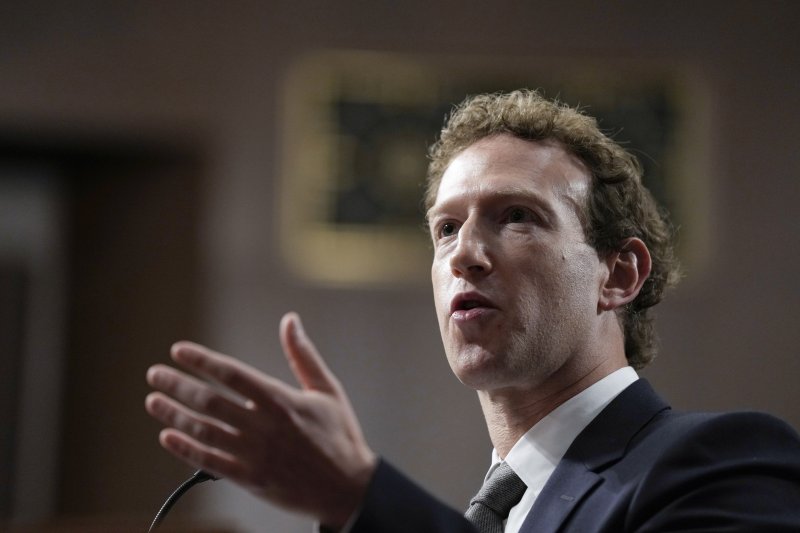 [워싱턴=AP/뉴시스] 미국 빅테크 기업 '메타'가 불법 음란물 콘텐츠로부터 미성년자를 보호하지 않고 있다는 혐의로 재판을 받고 있는 가운데, 자사 소셜미디어 인스타그램은 여전히 미성년자 계정에 성적 내용이 담긴 동영상을 추천하고 있는 것으로 나타났다. 사진은 마크 저커버그 메타 최고경영자(CEO)가 지난 1월31일(현지시각) 워싱턴DC 의사당에서 열린 온라인 아동 성 착취 콘텐츠에 관한 상원 법사위 청문회에 증인으로 출석해 발언하고 있는 모습. 2024.02.01.