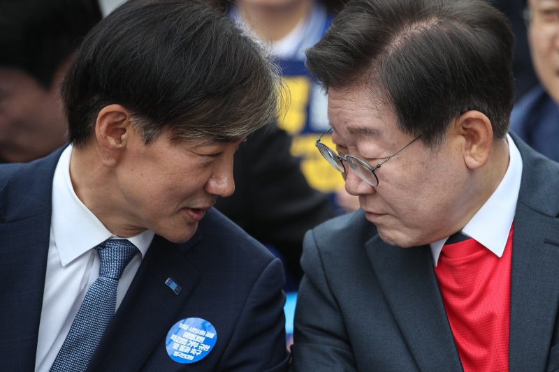 이재명 더불어민주당 대표와 조국 조국혁신당 대표가 25일 오후 서울 중구 숭례문 인근에서 열린 범야당 및 시민사회 '채상병 특검법 거부 규탄 및 통과 촉구 범국민대회'에 참석해 대화하고 있다. 2024.5.25/뉴스1 ⓒ News1 이승배 기자