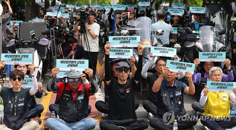 라이더유니온지부 "배달플랫폼 갑질을 규제하라" 라이더유니온지부 "배달플랫폼 갑질을 규제하라" (서울=연합뉴스) 김혜인 기자 = 민주노총 공공운수노조 라이더유니온지부 조합원들이 21일 오후 국회의사당 역 앞에서 '배달라이더 × 배달상점주 플랫폼 갑질 규탄대회'를 열고 구호를 외치며 피켓을 올리고 있다. 2024.6.21 in@yna.co.kr (끝)