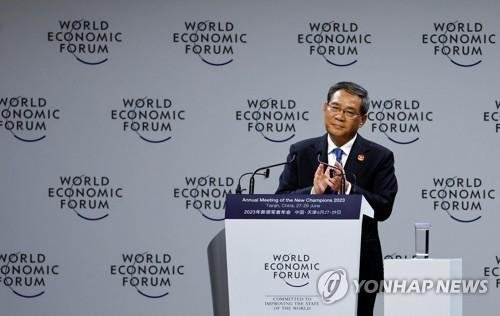 오는 25일 중국 다롄에서 열리는 하계 세계경제포럼(WEF) 연례회의(하계 다보스포럼)에 리창 총리가 참석해 특별 연설을 한다. 지난해 톈진에서 열린 하계 다보스포럼에서 연설하고 있는 리창 총리. 로이터 연합뉴스