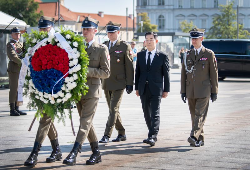 폴란드를 방문 중인 신원식 국방부 장관은 한-폴 전략대화에 앞서 21일 오전 바르샤바 샤스키공원에 있는 무명용사의 묘를 찾아 헌화했다. 무명용사의 묘는 폴란드의 독립을 위해 싸우다 전사한 이름 없는 용사들의 넋을 기리기 위해 조성된 곳이다. 사진=국방부 제공