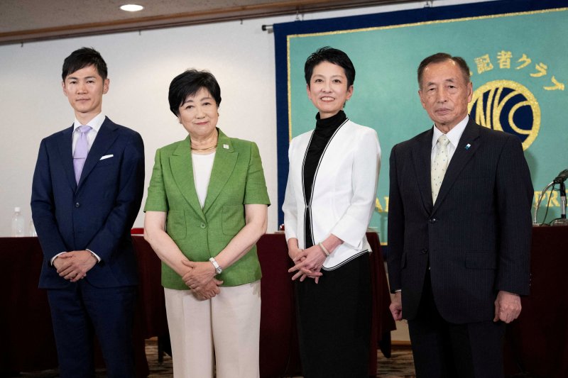 지난달 19일 일본 도쿄 전국언론클럽에서 도쿄도지사 선거에 출마한 후보자들이 기념 사진을 찍고 있다. 왼쪽부터 이시마루 신지 아키타카타 시장, 고이케 유리코 현 도쿄도지사, 렌호 참의원, 다모가미 도시오 전 자위대 항공막료장. 뉴스1