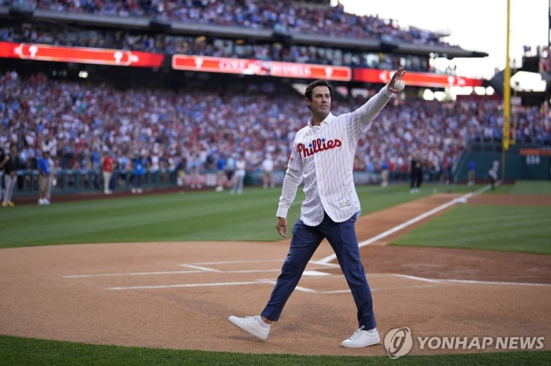 필라델피아 팬들에게 마지막 인사 건네는 콜 해멀스 Former Philadelphia Phillies' Cole Hamels waves after a ceremony honoring his retirement before a baseball game between the Philadelphia Phillies and the Arizona Diamondbacks, Friday, June 21, 2024, in Philadelphia. (AP Photo/Matt Slocum)