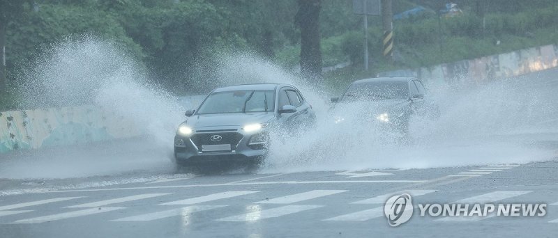제주도에 호우특보가 내려진 지난 20일 오후 제주 서귀포시 중문의 한 도로에 빗물이 고여 차량이 물보라를 일으키며 지나고 있다. 연합뉴스