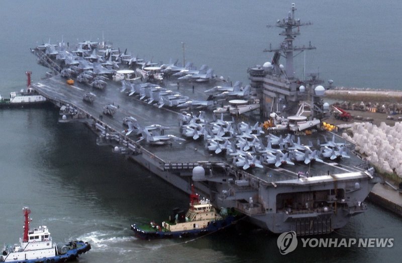 지난 22일 부산 해군작전사령부 부산작전기지에 입항한 미국 항공모함 시어도어 루스벨트호(10만t급). 연합뉴스 제공