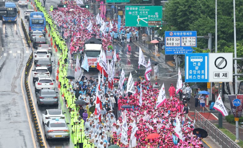 [서울=뉴시스] 전신 기자 = 22일 서울 세종대로에서 열린 전국 노동자 대회에서 전국학교비정규직노동조합 등 민주노총 조합원들이 집회를 마친 뒤 대통령실 청사 방향으로 행진하고 있다. 2024.06.22. photo1006@newsis.com