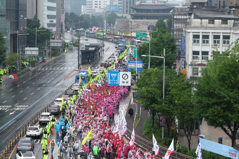 [서울=뉴시스] 전신 기자 = 22일 서울 세종대로에서 열린 전국 노동자 대회에서 전국학교비정규직노동조합 등 민주노총 조합원들이 집회를 마친 뒤 대통령실 청사 방향으로 행진하고 있다.<div id='ad_body3' class='mbad_bottom' ></div> 2024.06.22. photo1006@newsis.com