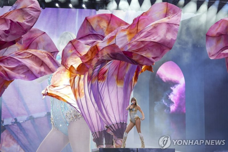 스위프트 화려한 웸블리 공연 Taylor Swift performs at Wembley Stadium as part of her Eras Tour on Friday, June 21, 2024 in London. (Photo by Scott A Garfitt/Invision/AP) EDITORIAL USE ONLY, NO COMMERCIAL USE, NO PUBLICATION COVERS 062124130575, 21334631,